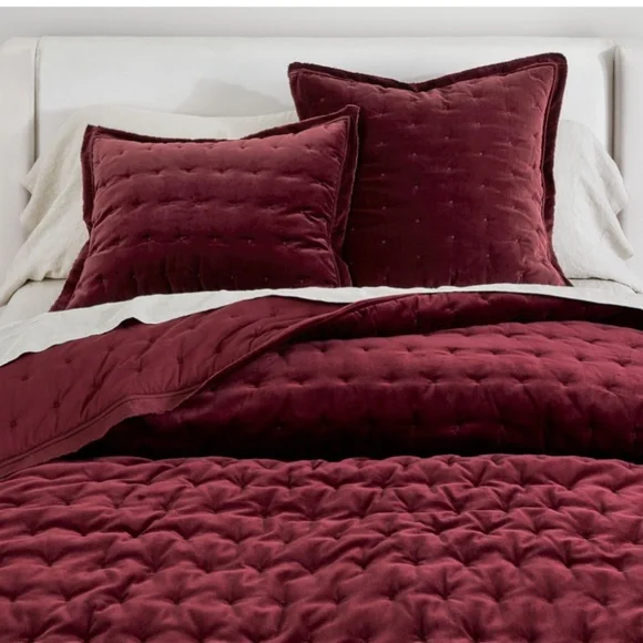 Pottery Barn Queen/Full Merlot Velvet Tufted Quilt/Comforter and two queen shams - Picture 1 of 1